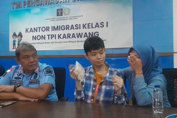 Kepala Kantor Imigrasi Karawang Barlian Gunawan, Huang Che Ming, dan Siti Aisah saat memberikan keterangan pers di Kantor Imigrasi Karawang, Kamis (6/7/2023).