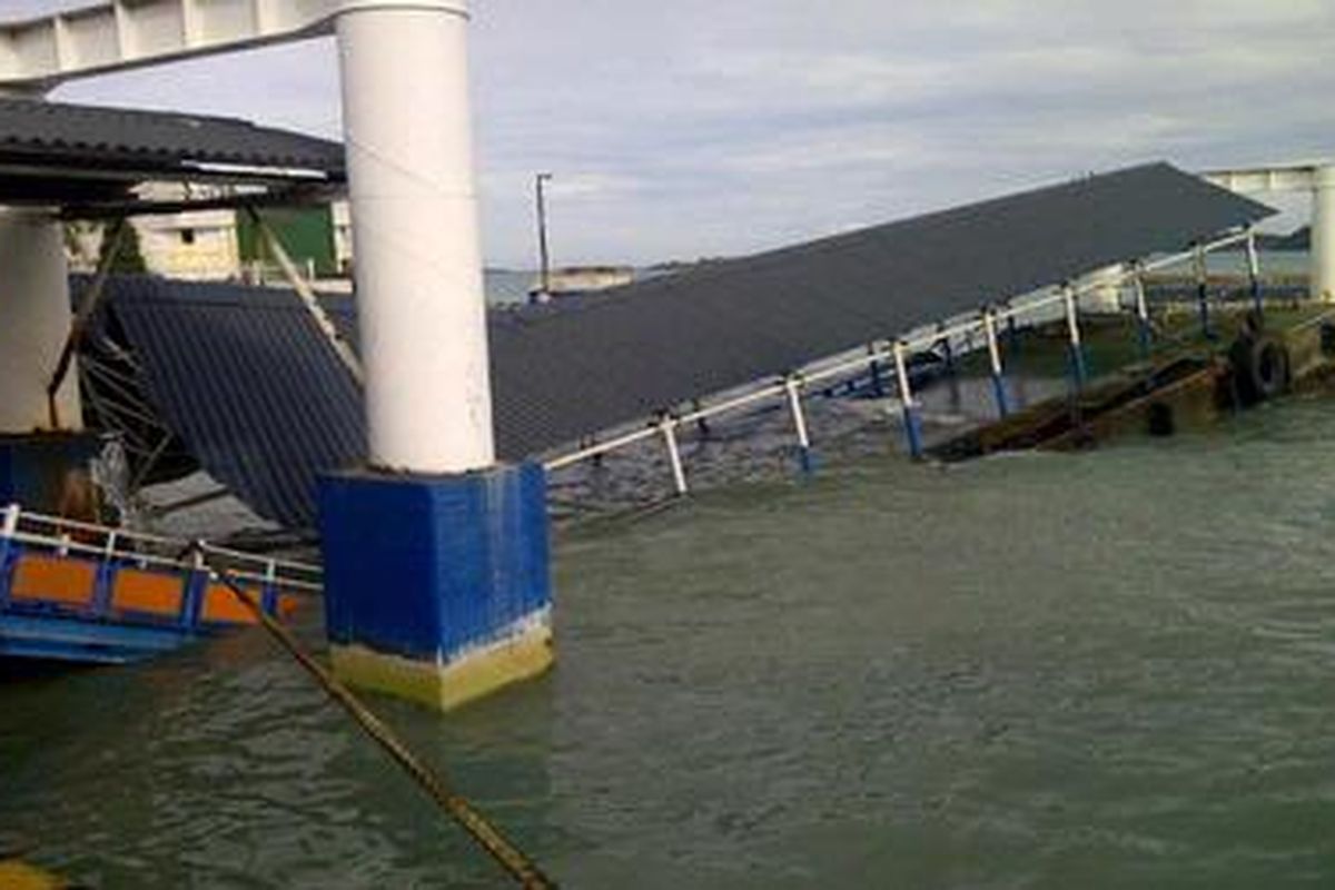 Dermaga kapal cepat di Pelabuhan Bakauheni, Lampung, rusak berat akibat dihempas alun (gelombang) menyusul cuaca ekstrim di kawasan ini, Jumat (11/1/2013).