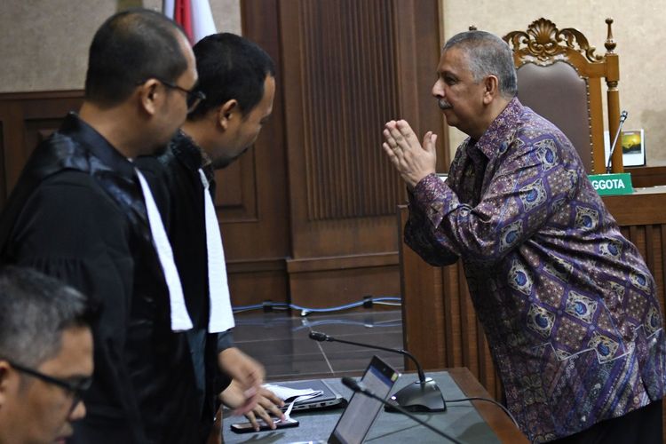 Terdakwa kasus suap proyek PLTU Riau-1 Sofyan Basir (kanan) berbincang dengan jaksa penuntut umum sebelum sidang lanjutan di Pengadilan Tipikor, Jakarta, Senin (21/10/2019). Sidang tersebut beragendakan pembacaan nota pembelaan atau pledoi terdakwa. Pada sidang sebelumnya jaksa penuntut umum (JPU) dari KPK menuntut terdakwa dengan pidana penjara selama lima tahun dan denda Rp200 juta subsider tiga bulan kurungan. ANTARA FOTO/Aditya Pradana Putra/wsj.
  *** Local Caption *** 

