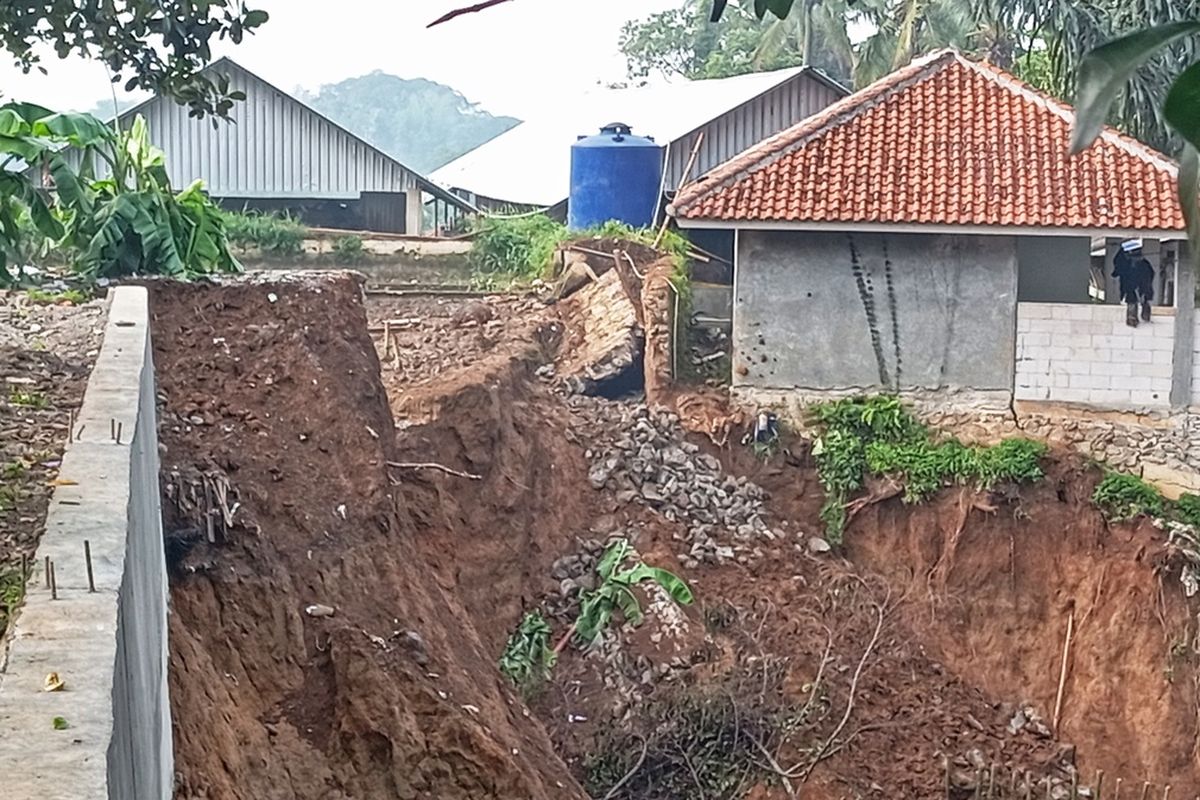 Lokasi longsor susulan di Pondok Pesantren Terpadu Yaspida yang menyebabkan 4 santri meninggal dan 5 luka-luka di Desa Cipetir, Kecamatan Kadudampit, Kabupaten Sukabumi, Jawa Barat, Kamis (14/11/2024).