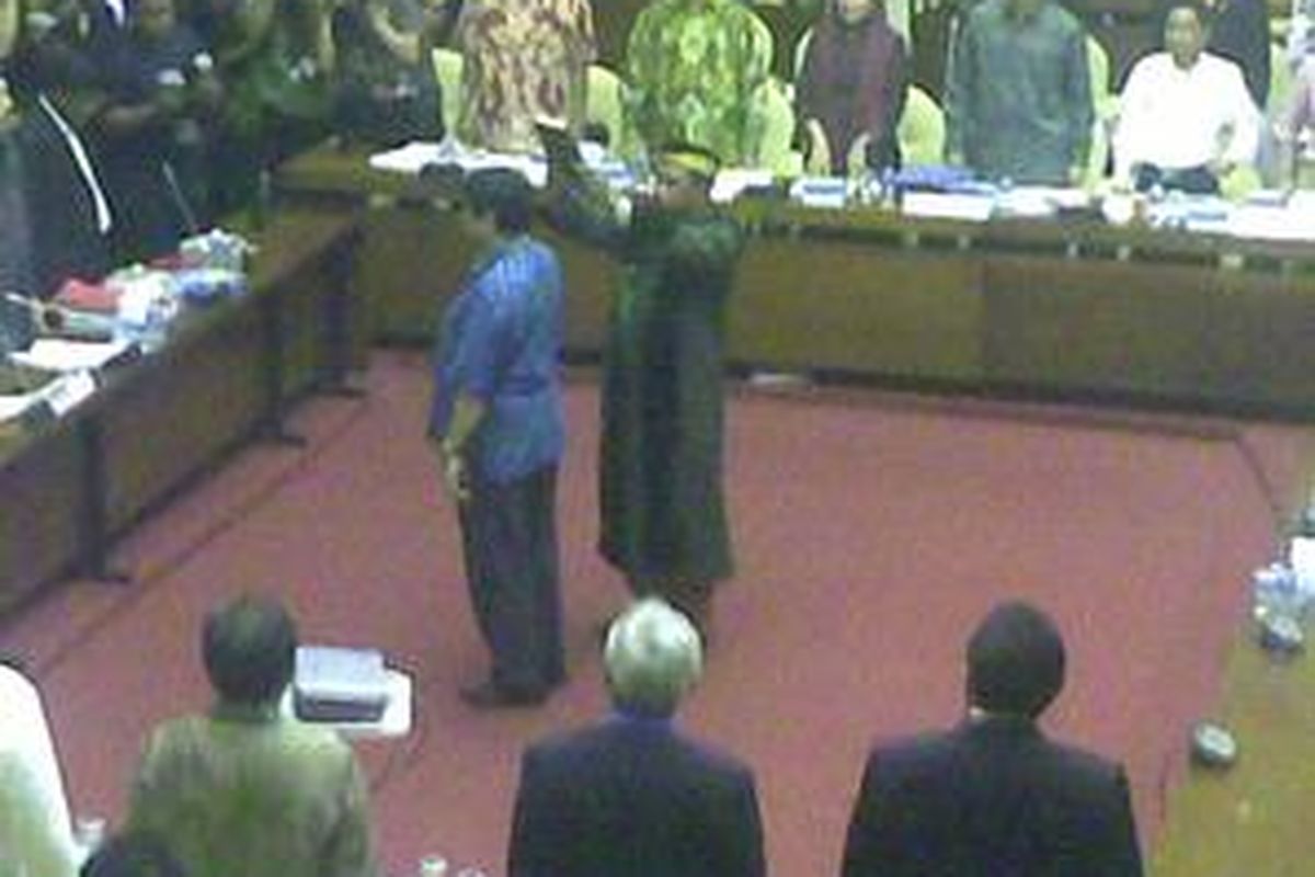 Mantan Deputi Gubernur Bank Indonesia, Aulia Pohan, diambil sumpah sebelum memberikan kesaksian di hadapan Pansus Angket Bank Century