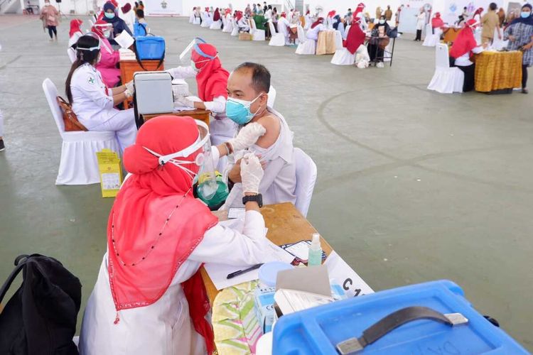 Pemerintah Provinsi Sulawesi Selatan (Pemprov Sulsel) melakukan vaksinasi massal terhadap tenaga medis di Universitas Hasanuddin (Unhas), Senin (1/2/2021).