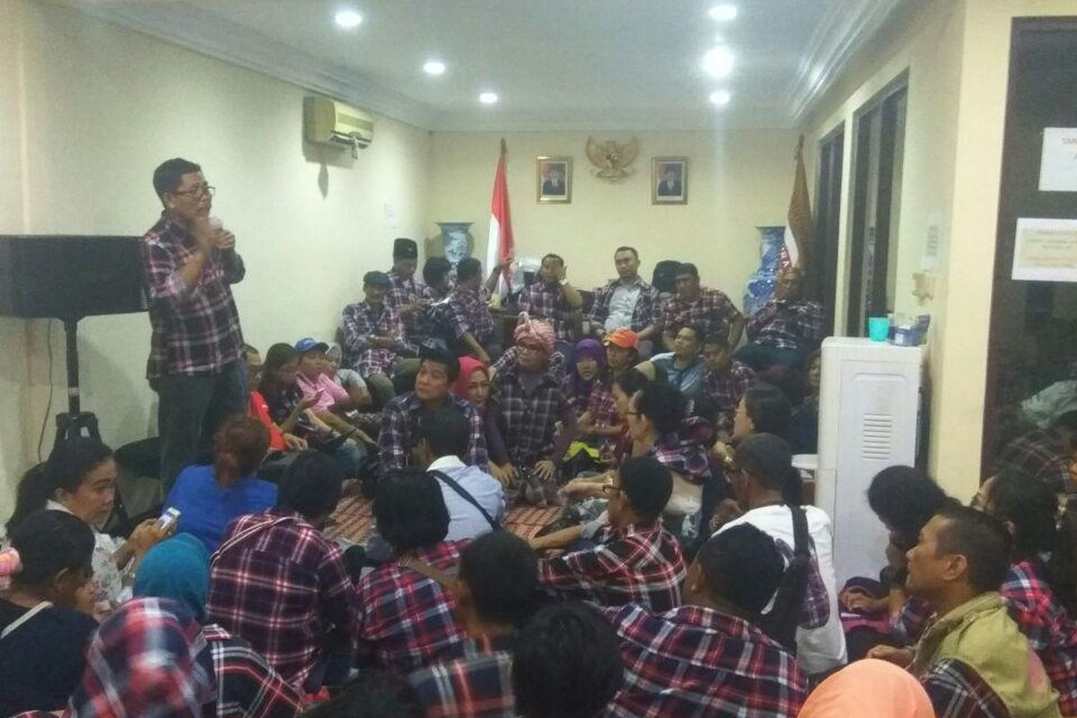 Anggota tim pemenangan Ahok-Djarot I Gusti Putu Artha, membekali puluhan relawan di kantor Basuki-Djarot Center, Jalan Kota Bumi, Jakarta Pusat, Sabtu (4/3/2017) malam.