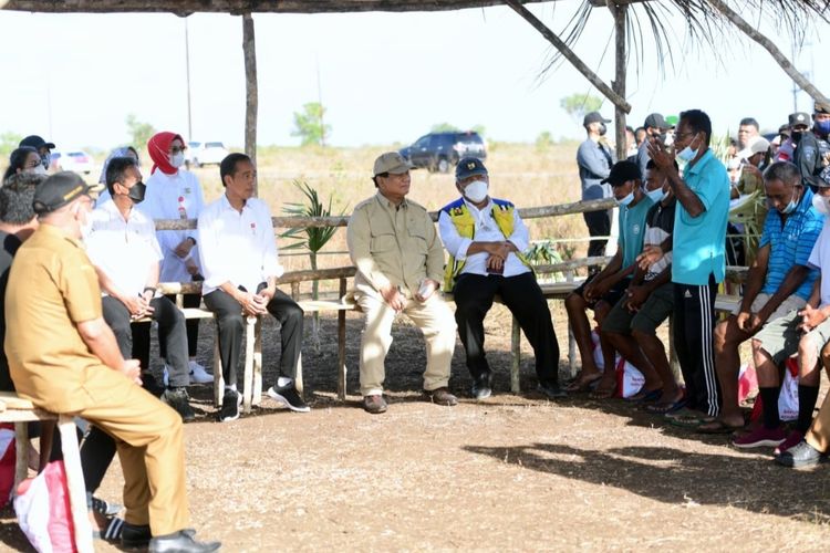 Presiden Joko Widodo, bersama Menhan Parabowo Subianto dan Menteri PUPR Basuki Hadimuljono saat berdialog dengan para peternak kerbau di Desa Werwaru, Pulau Moa, Kabupaten Maluku Barat Daya pada Kamis (15/9/2022).
