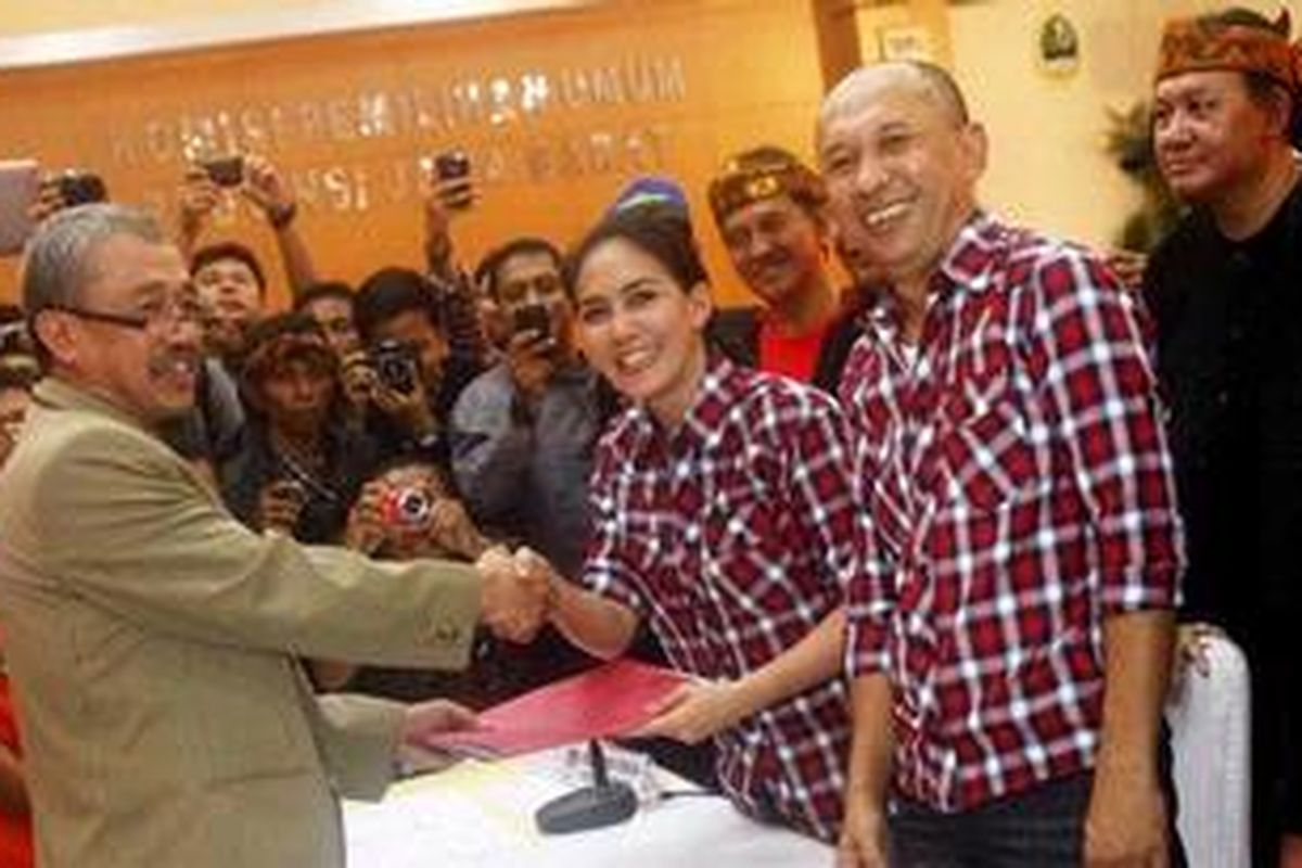 Hari Terakhir Pendaftaran Calon Gubernur - Pasangan Rieke Dyah Pitaloka dan Teten Masduki mendaftarkan diri sebagai pasangan peserta Pemilihan Gubernur Jawa Barat di Komisi Pemilihan Umum Provinsi Jawa Barat, Bandung, Jawa Barat, Sabtu (10/11/2012). Pada hari terakhir pendaftaran tersebut sejumlah pasangan calon gubernur dan wkil gubernur yang diusung partai mendaftarkan diri.