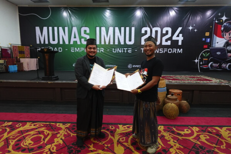 Azlan Indra (Co-founder Everpro) dan Ustadz Fahmi Baihaqi (Ketua Umum IMNU) saat penandatanganan MOU Everpro dan IMNU dalam acara Munas IMNU 2024. 
