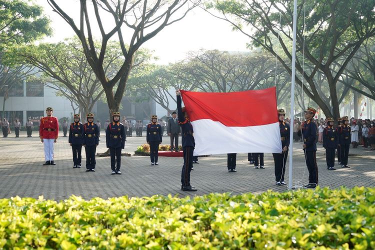 Pengibaran bendera merah putih dalam Upacara Kemerdekaan ke-77 RI 2022 yang diinisiasi oleh warga yang tergabung dalam FKPT KBP.