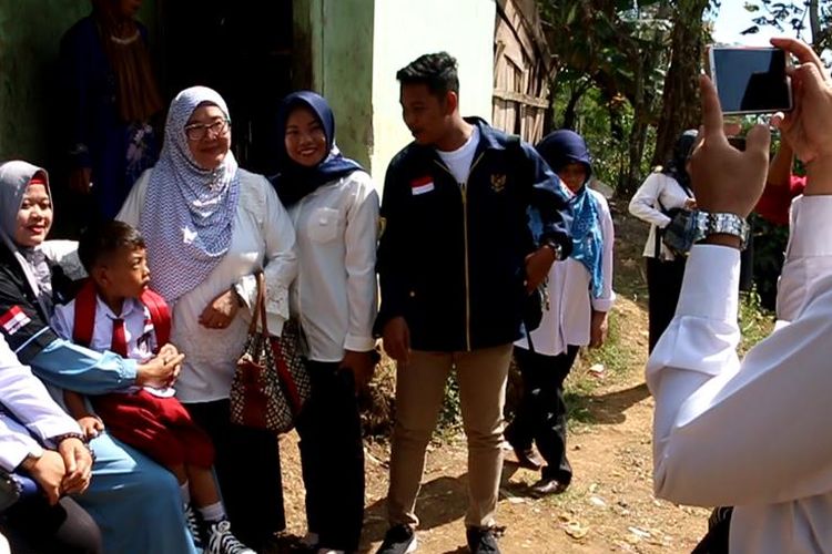 Kepala Bidang Perlindungan Perempuan dan Anak (PPA) Dinas Sosial Kabupaten Kuningan dan Forum Anak Kabupaten Kuningan (Foraku) berfoto bersama Jodi dan Atun Rohayatun di rumahnya Jodi, di Dusun Pahing, RT 1 RW 1, Desa Margabakti, Kecamatan Kadugede, Kabupaten Kuningan, Rabu (31/7/2019).