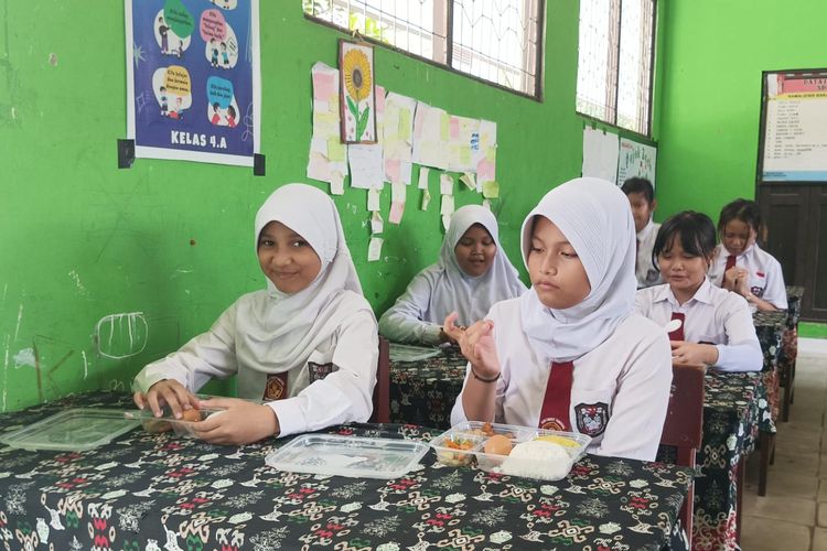 Antuasiasnya Anak-anak di Kalteng Mendapatkan Makan Bergizi Gratis, Kepala Sekolah Curhat Pernah “Diteror” Orangtua