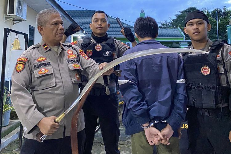 Salah satu barang bukti celurit yang diamankan polisi dari geng remaja bersenjata tajam di Bandar Lampung, Sabtu (17/6/2023) dini hari.