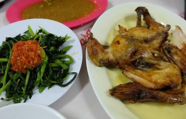 Ayam betutu adalah makanan khas yang berasal dari provinsi