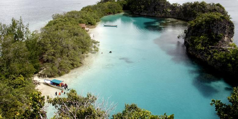 Panorama laguna Pulau Rufas dilihat dari puncak bukit karst pada Senin (1/6/2016). Pulau Rufas terletak di Desa Pam, Distrik Waigeo Barat Kepulauan, Kabupaten Raja Ampat, Papua Barat. Lanskap air laut jernih serta tebing batu karst bisa terlihat dari puncak bukit.