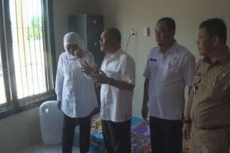 Menteri Sosial Khofifah Indar Parawansa menerima penjelasan dari pengelola rumah singgah untuk korban kabut asap karhutla di Indralaya Ogan Ilir