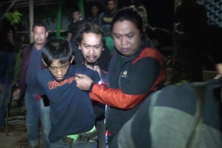RZ (16), pelaku pembunuhan terhadap Jamal (35) yang mayatnya ditemukan dalam karung dibekuk Tim Anti Bandit Polres Gowa di tempat persembunyiannya di wilayah Kecamatan Tompobulu, Kabupaten Maros, Sulawesi Selatan. Senin, (8/3/2021).(KOMPAS.COM/ABDUL HAQ YAHYA MAULANA T.)