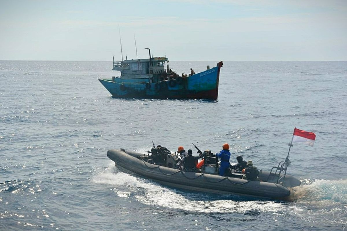 Ilustrasi: KRI Usman Harun-359 berhsil menangkap dua Kapal Ikan Asing (KIA) asal Vietnam saat melakukan pencurian ikan atau illegal fishing di Laut Natuna Utara, Kabupaten Natuna, Kepulauan Riau (Kepri), Sabtu (19/9/2020).