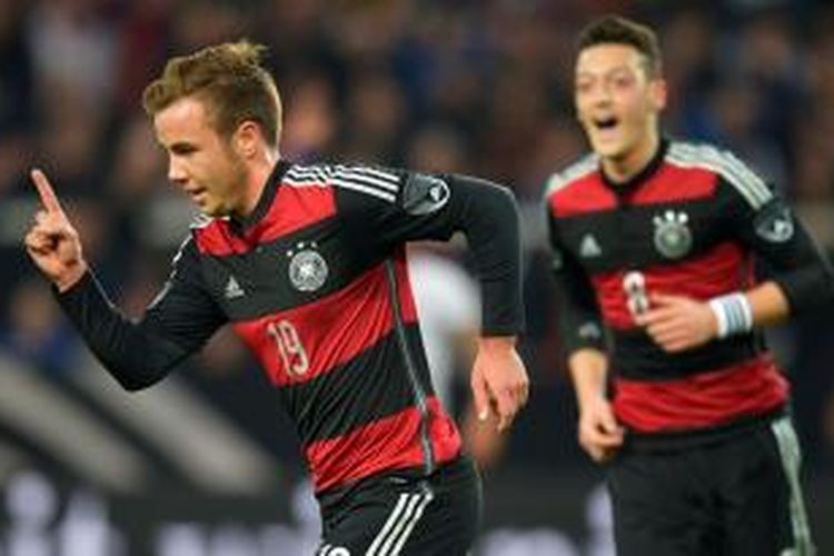 Gelandang Jerman, Mario Goetze, merayakan golnya seusai membobol gawang Cile pada laga persahabatan, Rabu (5/3/2014). 