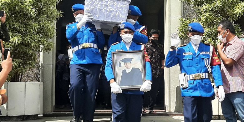 Kronologi Guru Besar UGM Diteror dan Diancam Ditangkap Tanpa Laporan KTP