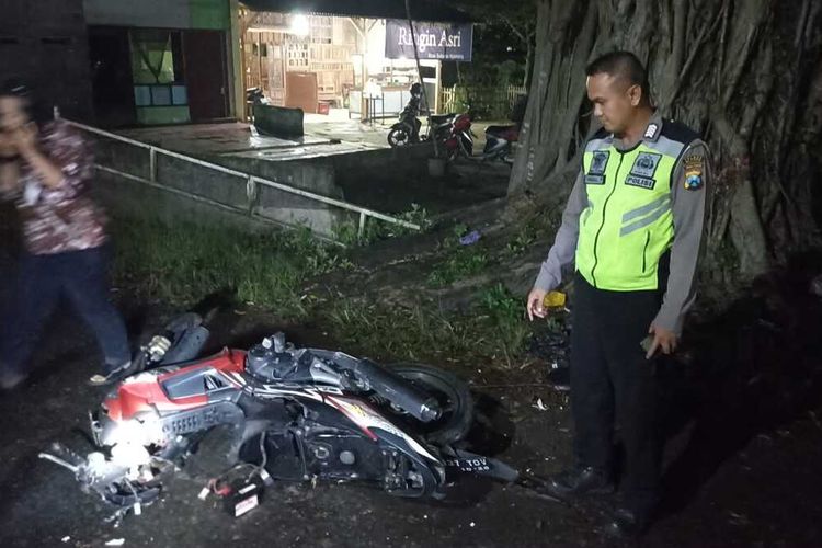 Polisi menunjuk sepeda motor yang digunakan pasien RSJ Lawang untuk melarikan diri dan rusak parah usai menabrak pohon beringin di Desa Pasiraman, Kecamatan Kesamben, Kabupaten Blitar, Jumat (19/1/2023) malam.