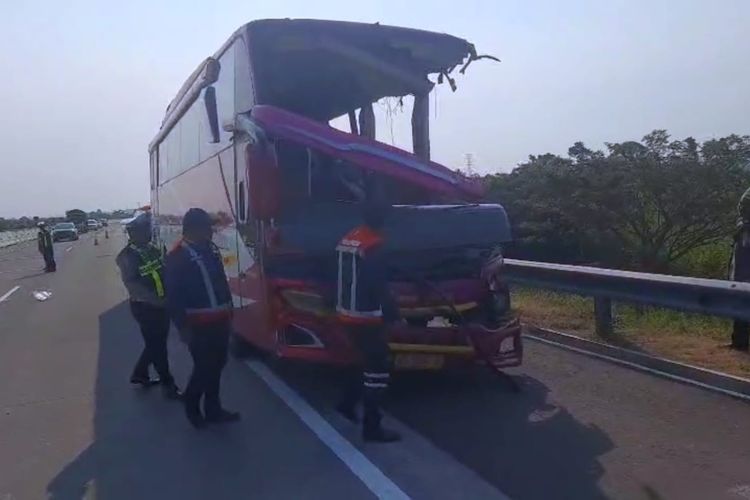 Bus AKAP Tabrak Truk Tangki di Tol Paspro, 1 Penumpang Tewas, 6 Terluka