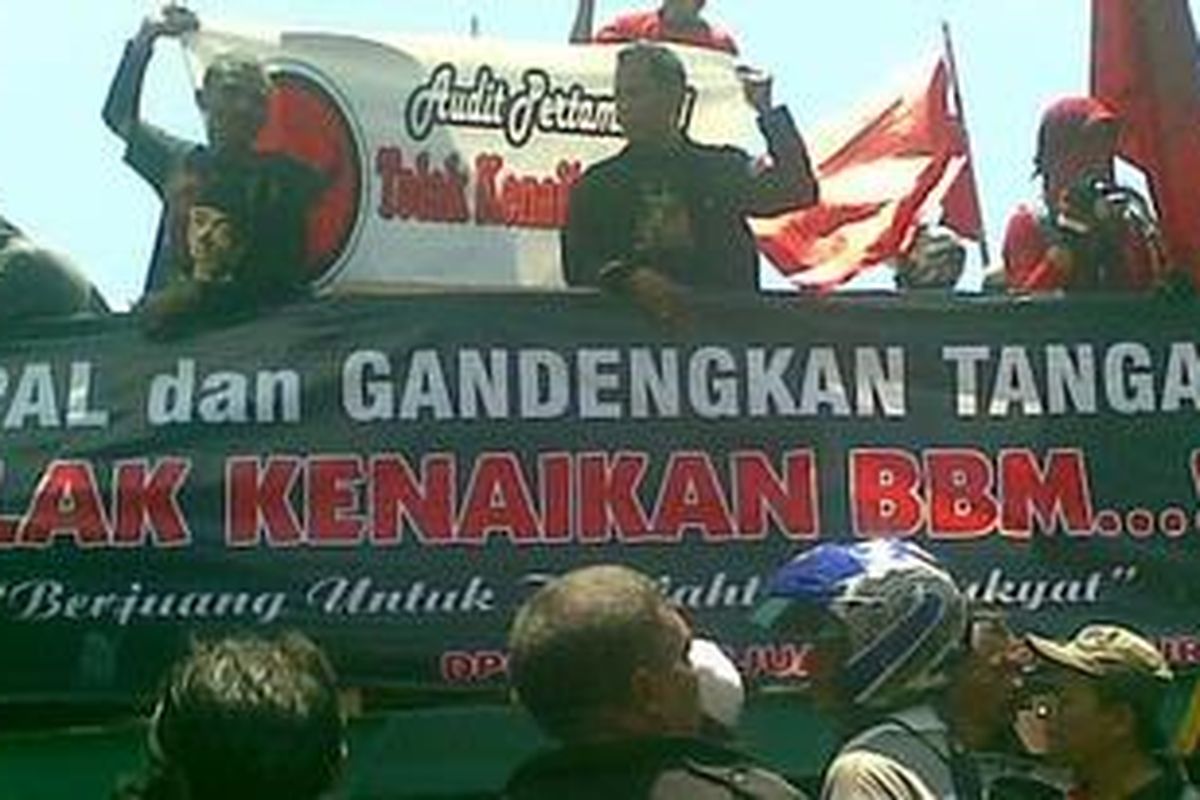 Massa aksi PDIP di depan Gedung Negara Grahadi tetap berorasi meskipun Gubernur Jatim mengajak mereka berdialog.