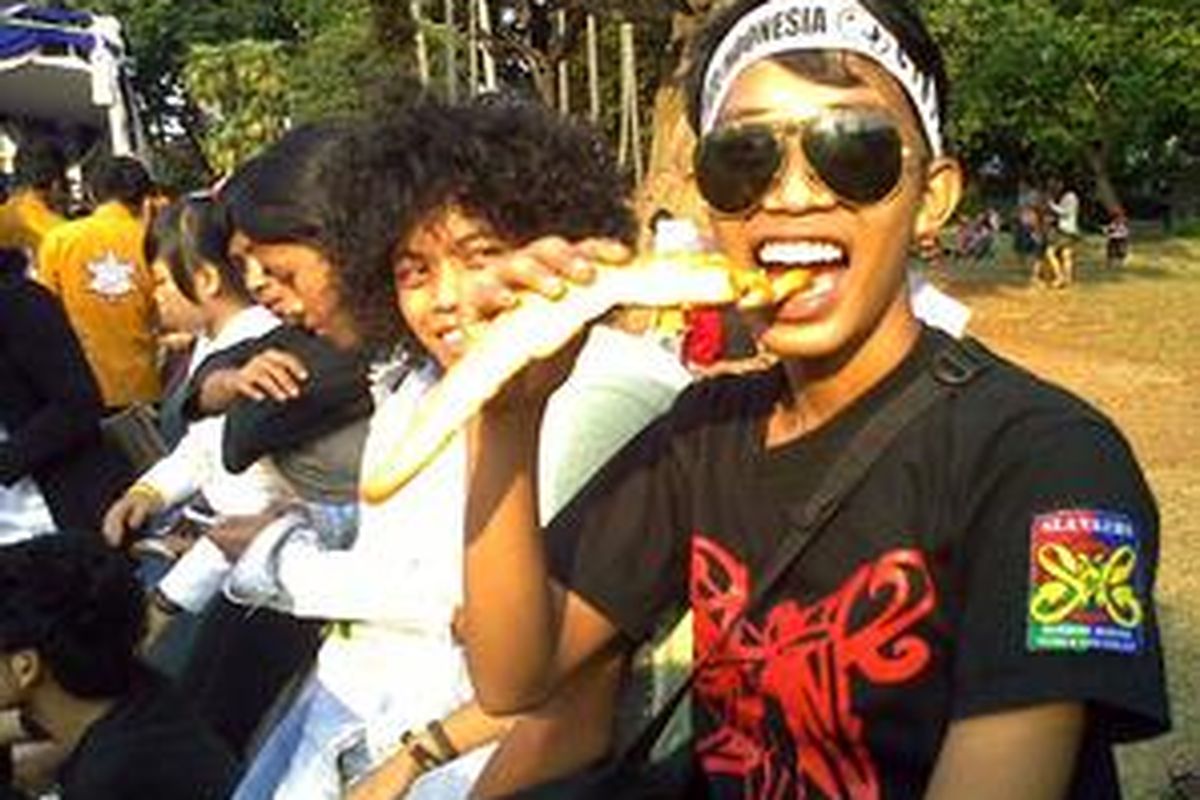 Seorang partisipan gerakan Cinta Indonesia Cinta KPK sedang memakan roti buaya sebagai simbol keganasan koruptor saat ini.