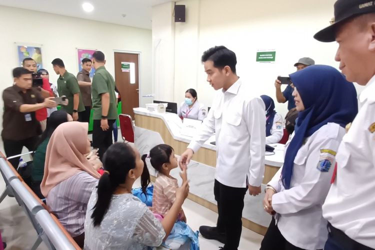 Gibran Bagikan Tas Isi Perlengkapan Bayi di Puskesmas Pancoran