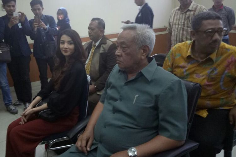 Tsania Marwa diabadikan sebelum sidang lanjutan perceraiannya dengan Atalarik Syah di Pengadilan Agama Cibinong, Bogor, Jawa Barat, Selasa (11/7/2017)