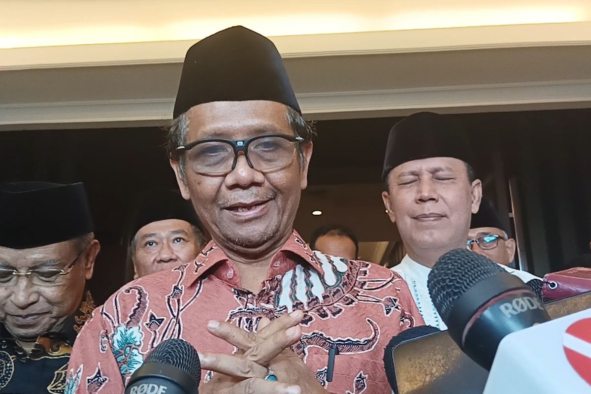 Menko Polhukam Mahfud MD saat memberikan keterangan pers di kawasan Kuningan, Jakarta Selatan, Sabtu (25/3/2023).