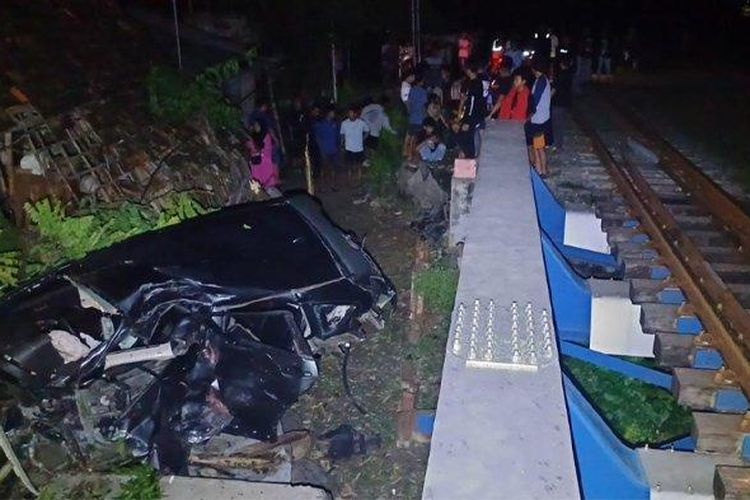 
Mobil Honda CRV nopol N 1255 YZ tertabrak KA Kertajaya Surabaya-Jakarta di pelintasan KA tanpa palang pintu di Dusun Kruwul, Desa Sukoanyar, Minggu (23/3/2025) malam. Empat penumpang satu keluarga selamat kerana berhasil keluar sebelum kejadian.