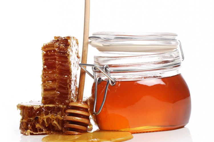 Salah satu manfaat minum air hangat campur madu adalah meredakan nyeri otot dan menurunkan berat badan.