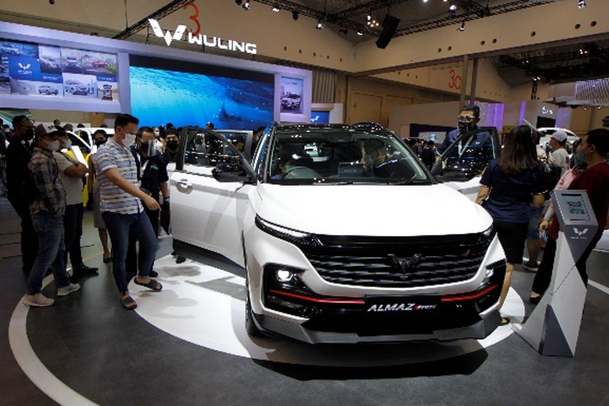 Wuling Almaz di booth Wuling pada GIIAS 2021