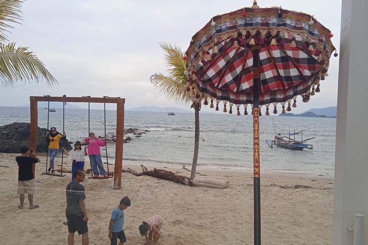 Lummay Resort yang berada di bibir pantai Minang Rua, Kecamatan Bakauheni, Lampung Selatan, Selasa (27/12/2022).