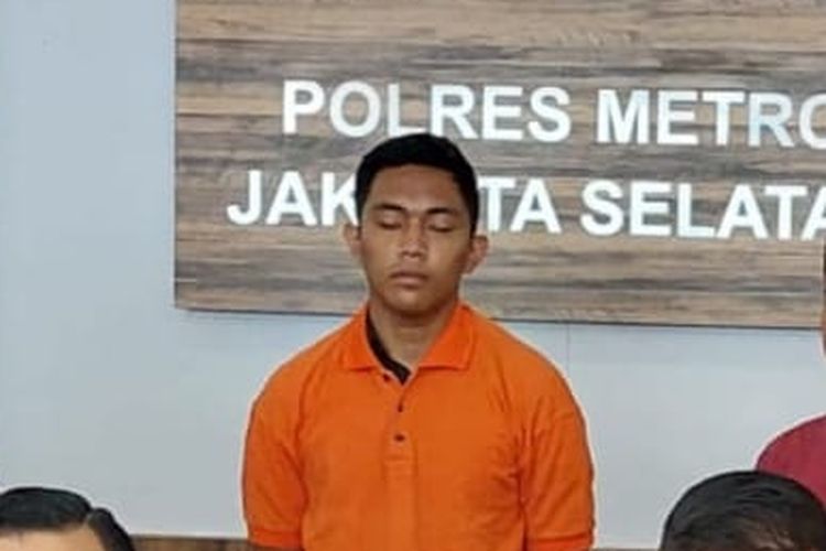 Mario Dandy Satriyo (mengenakan baju oranye), pelaku yang menganiaya pria berinisial D (17) di Kompleks Grand Permata, Pesanggrahan, Jakarta Selatan. Mario dihadirkan dalam konferensi pers di Mapolres Metro Jakarta Selatan, Rabu (22/2/2023).