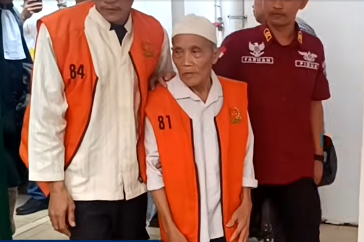 Kasus Kakek Mujiran yang ditahan usai mengambil getah karet PTPN berujung sorotan. BP BUMN kini minta proses hukum dihentikan.