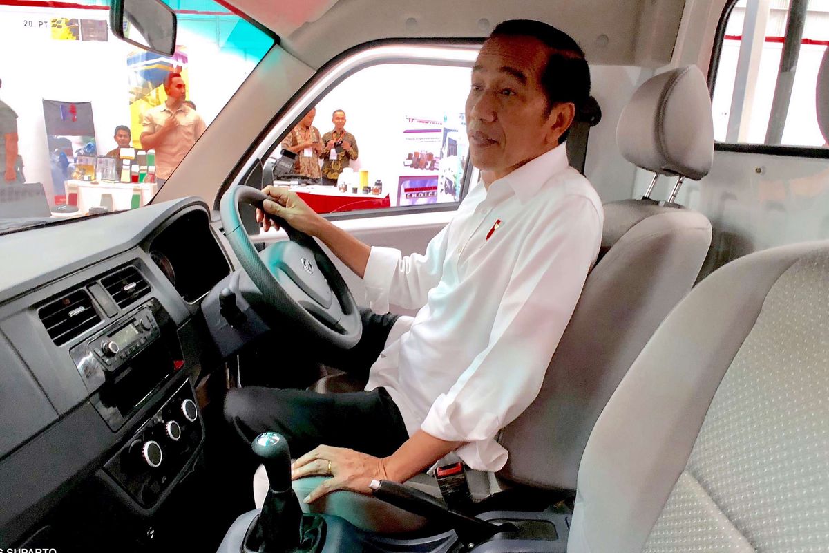 Presiden Joko Widodo menaiki salah satu produk mobil yang diluncurkan bersamaan dengan peresmian pabrik mobil Esemka milik PT Solo Manufaktur Kreasi, di Sambi-Boyolali, Jawa Tengah, Jumat (6/9/2019) siang.