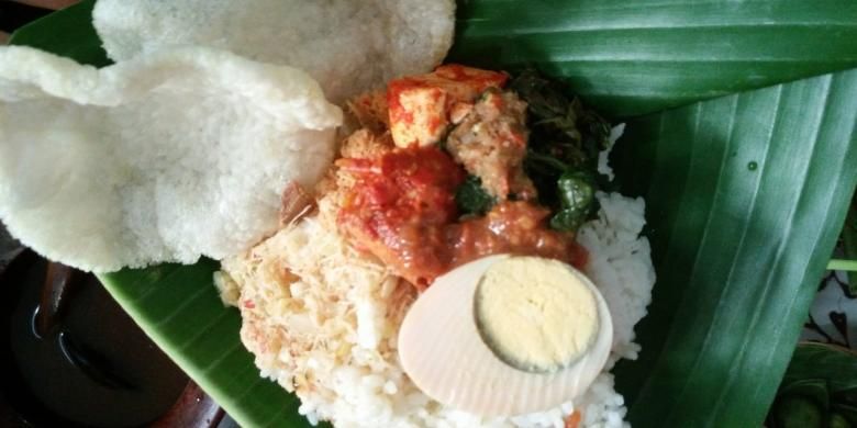 Sego Cawuk, kuliner khas yang biasanya dikonsumsi untuk sarapan masyarakat Banyuwangi. Sego Cawuk tampil di Festival Kuliner Banyuwangi, Jawa Timur, Minggu (10/4/2016).