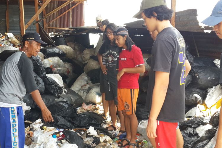 Bripka (Purn) Seladi saat memberikan pengetahuan tentang sampah kepada 30 siswa SMA Kolese de Britto Yogyakarta di TPA Lowokdoro Kota Malang, Selasa (7/1/2020).