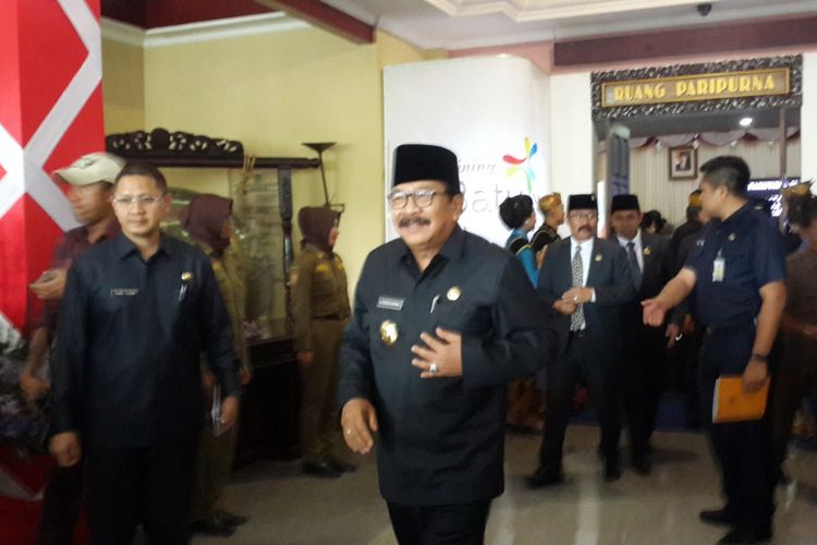 Gubernur Jawa Timur Soekarwo seusai menghadiri serah terima jabatan Wali Kota Batu di gedung DPRD Kota Batu, Senin (8/1/2018).
