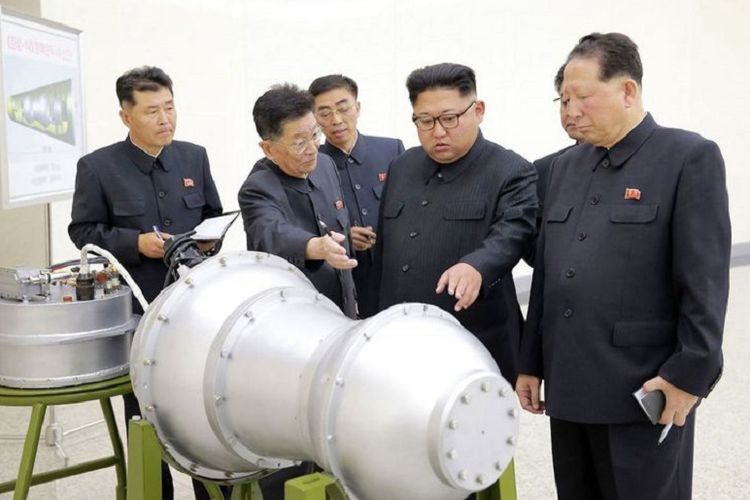 Foto tanpa tanggal yang dikeluarkan oleh kantor berita Korea Utara, KCNA, pada 3 September 2017, memperlihatkan pemimpin Korut Kim Jong Un (tengah) sedang melihat pipa logam di tempat yang tak diketahui.  