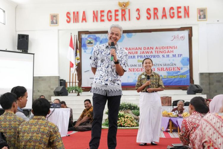 Gubernur Jawa Tengah Ganjar Pranowo saat mengumpulkan seluruh kepala sekolah dan guru SMA/SMK dan SLB dalam dalam acara lesehan bersama di Aula SMAN 3 Sragen, Rabu (22/1/2020).