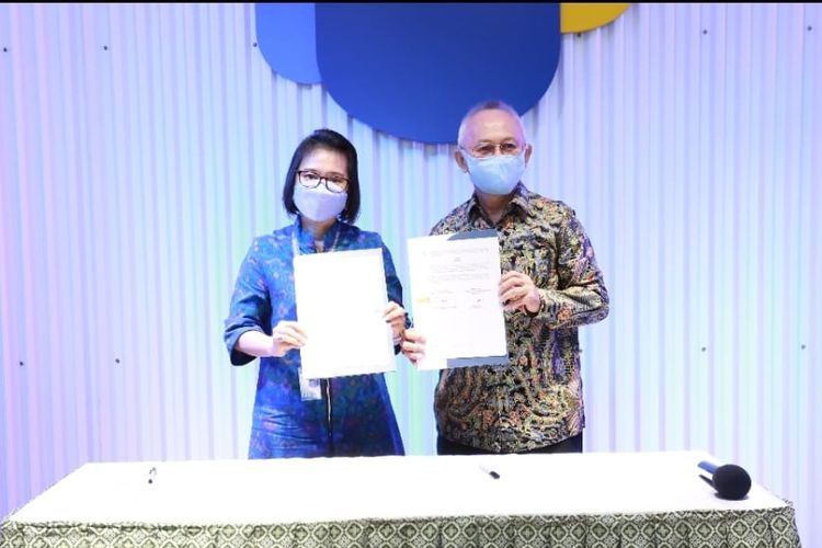 Penandatangan MoU dilakukan antara Rektor Ukrida Wani Devita Gunardi (kiri) dan Ketua Badan Pengurus YKKI Cabang Jakarta Wimpi Salim (kanan), pada Rabu, 8 Juni 2022, di Ukrida Kampus I, Jakarta.