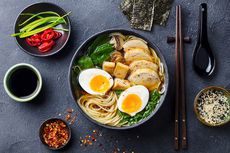 Resep Ramen Seafood Pedas Pakai Mie Telur, Hasilnya Anti Lembek
