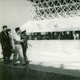Presiden Soekarno dan rombongan meninjau proyek Asian Games di kawasan Senayan, Jakarta, Selasa (18/7/1961).