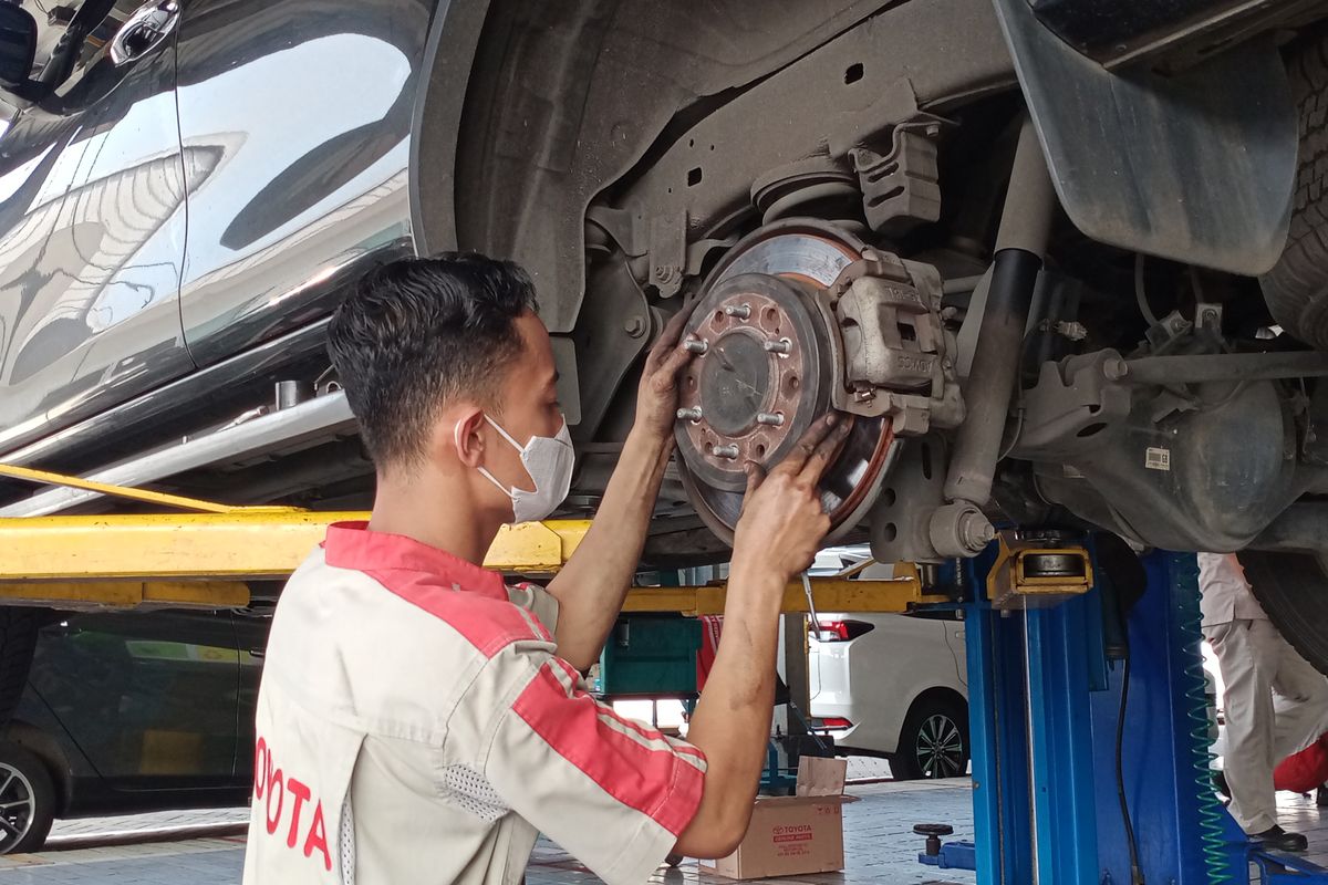 Teknisi dealer dan bengkel Toyota Kartika Sari yang berada di Kota Malang, Jawa Timur