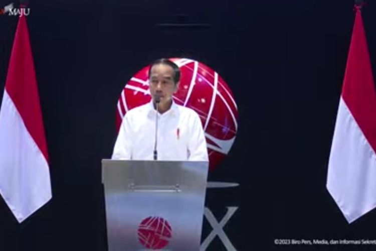 Presiden Joko Widodo (Jokowi) memberikan sambutan setelah membuka perdagangan Bursa Efek Indonesia 2023 di Jakarta, Senin (2/1/2023).