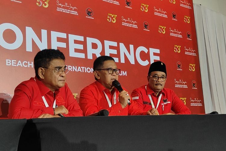 Sekretaris Jenderal (Sekjen) PDI-P Hasto Kristiyanto (tengah) dalam konferensi pers di sela-sela Rakernas I PDI-P, Sabtu (10/1/2026) malam.