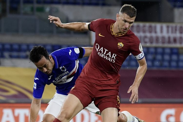 Edin Dzeko (kanan) berduel dengan Maya Yoshida (kanan) pada laga AS Roma vs Sampdoria di Stadion Olimpico dalam lanjutan pekan ke-27 Serie A, kasta teratas Liga Italia, Rabu (24 Juni 2020).