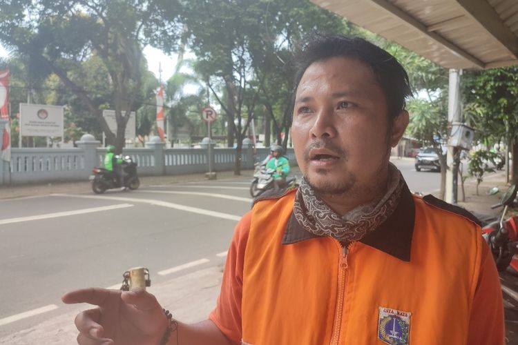 Rezky Maulida (38), seorang petugas PPSU Kelurahan Ragunan menceritakan soal pengalaman yang kerap kali menemukan orang membuang sampah sembarangan. Itu disampaikan Rezky saat ditemui di kawasan Ampera Raya, Ragunan, Jakarta Selatan, Selasa (29/11/2022) siang.