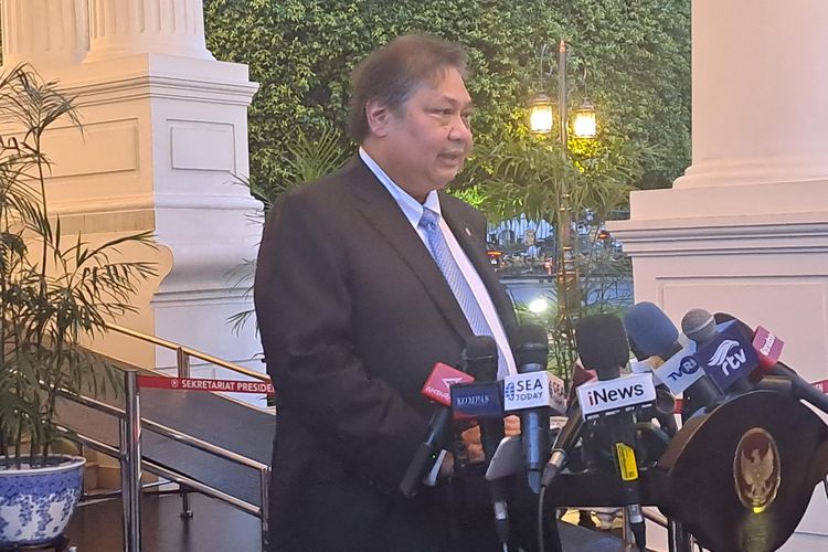 Menko Perekonomian Airlangga Hartarto dalam jumpa pers di Istana, Jakarta, Kamis (5/12/2024). 