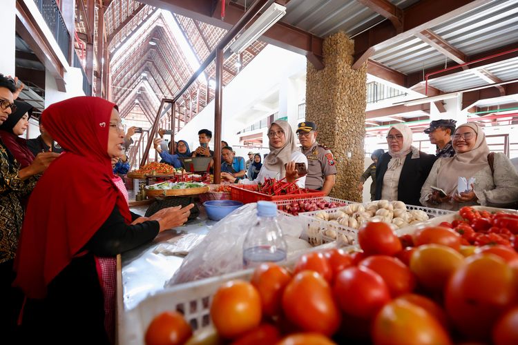 Pasar Banyuwangi Kembali Dibuka, Pedagang Didorong Jualan Lewat Media Sosial